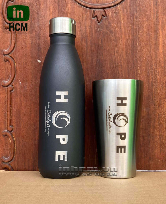 Khắc laser lên bình giữ nhiệt