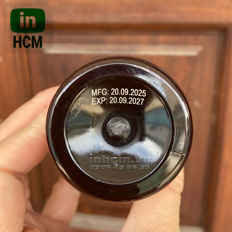 Khắc laser nhãn hạn sử dụng lên đáy chai nhựa
