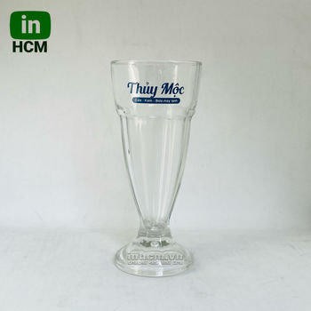 In tên quán lên ly thủy tinh đựng sinh tố