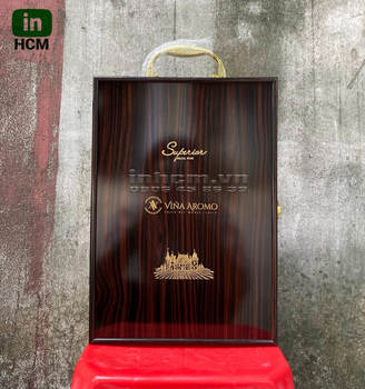 in logo quà tặng lên hộp gỗ