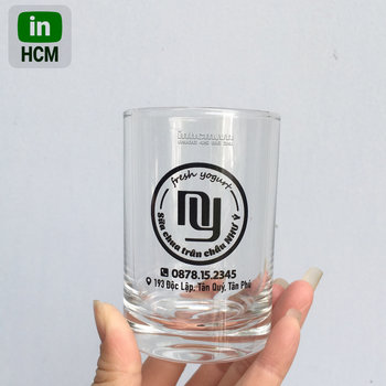 in logo lên ly thủy tinh đựng trân châu đi kèm sữa chua