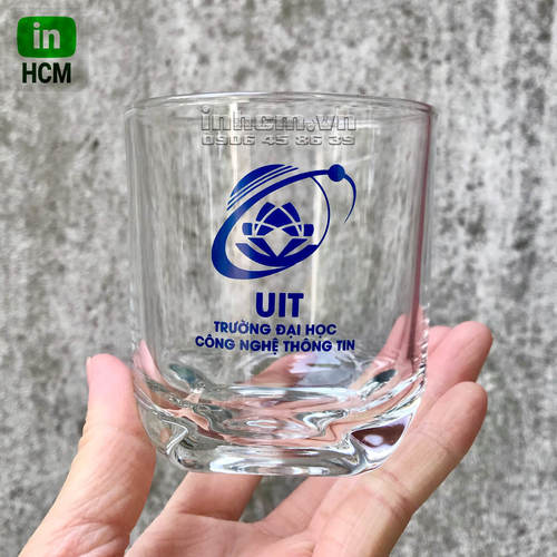 in gia công logo lên ly thủy tinh indo chặt góc